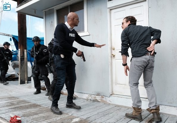 Murtaugh et Martin Riggs (Clayne Crawford) se préparent à entrer chez un suspect