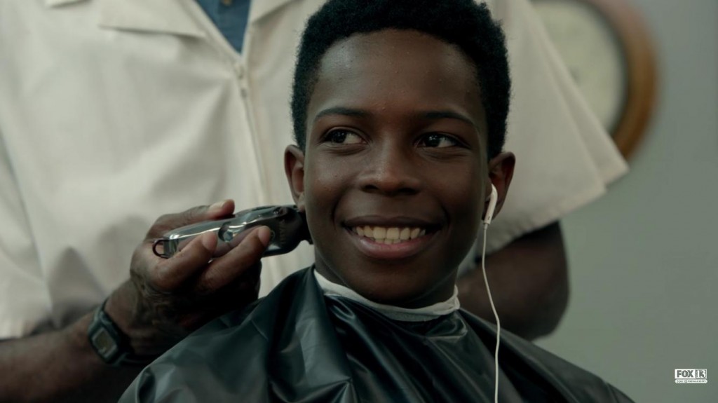 Junior (Dante Brown) a accompagné son père chez le coiffeur