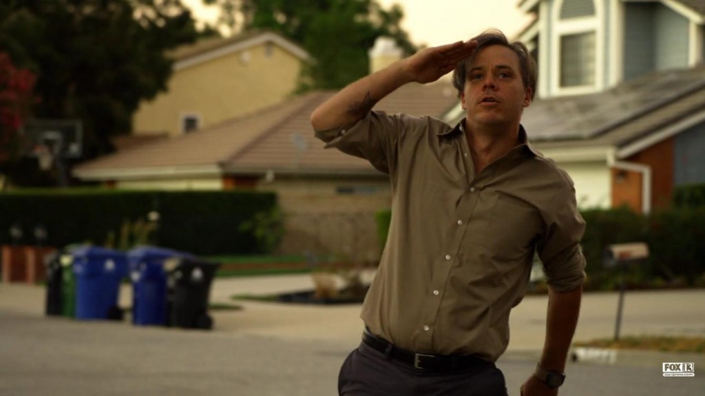 Chad Jackson (Michael Raymond-James) lance un salut militaire à 