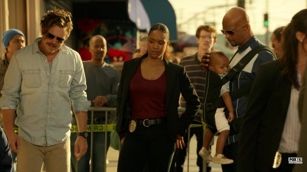 Riggs, Murtaugh et Bailey (Michelle Mitchenor) sur la scène du crime