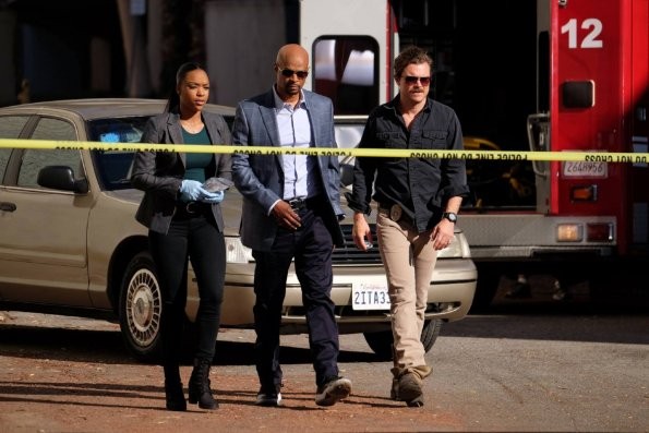 Sonya Bailey (Michelle Mitchenor), Roger Murtaugh (Damon Wayans) et Martin Riggs (Clayne Crawford) se rendent sur la scène de crime.