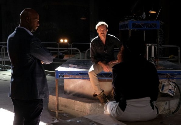 Riggs (Clayne Crawford) et Murtaugh (Damon Wayans) interrogent un témoin.