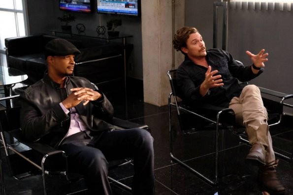 Riggs (Clayne Crawford) et Murtaugh (Damon Wayans) expliquent la situation à Avery.