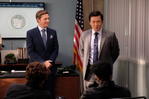 Accompagné du détective Detective Henry Cho ( Chin Han), Avery (Kevin Rahm) expliquent les derniers développement à ses enquêteurs.